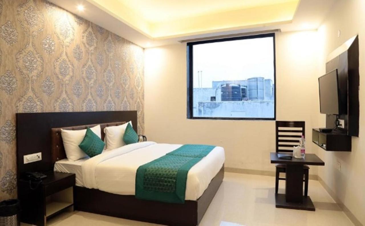 Oyo 23368 Boutique Hotel Paragon New Delhi Bagian luar foto